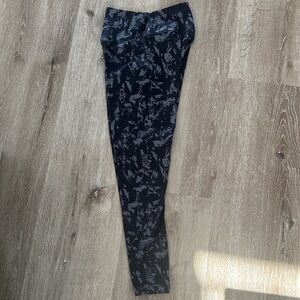 Nike Black and Gray Patterned Leggings